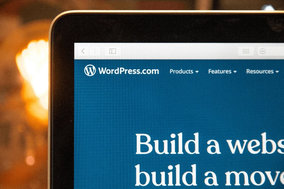 choose a wordpress website or SaaS platforms for custom landing pages of your paid course